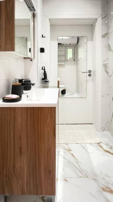 Urban Heaven Hideout, Cozy In Prime Center Apartemen *