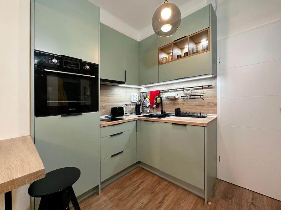 Urban Heaven Hideout, Cozy In Prime Center Apartemen